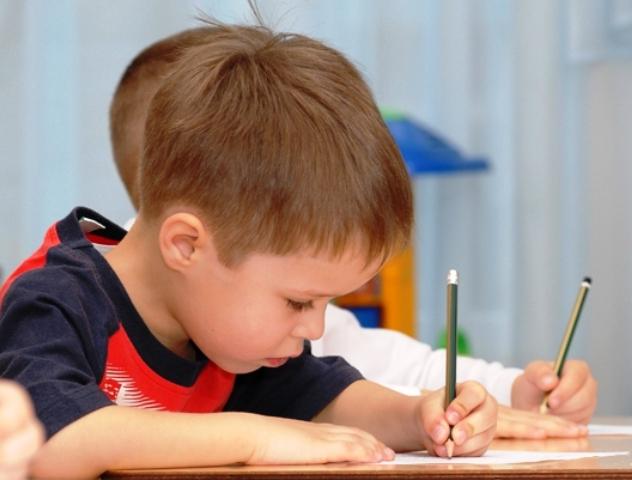 Нужно ли готовить ребенка к школе, обучая его элементам безотрывного письма?